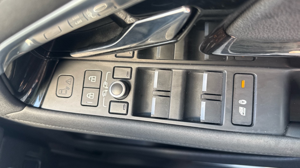 Land Rover Range Rover Evoque 1.5 P300e R-Dynamic SE 5dr Auto Hatchback - Image 22