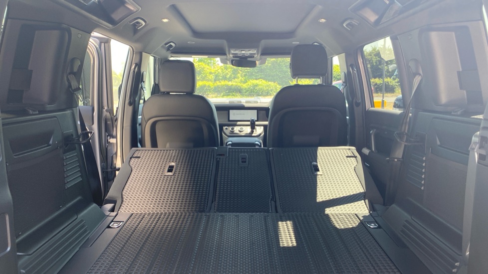Land Rover Defender 3.0 D250 X-Dynamic SE 110 5dr Auto Diesel Estate - Image 10