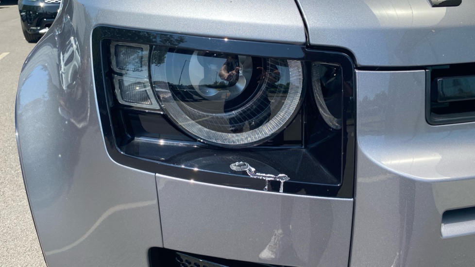 Land Rover Defender 3.0 D250 X-Dynamic SE 110 5dr Auto Diesel Estate - Image 17