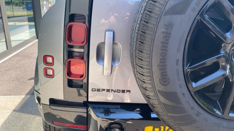 Land Rover Defender 3.0 D250 X-Dynamic SE 110 5dr Auto Diesel Estate - Image 19