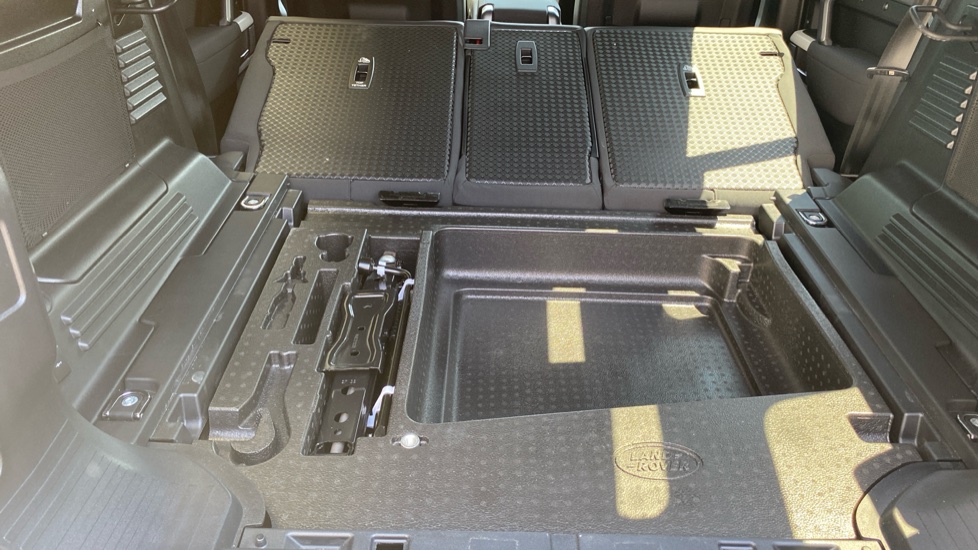 Land Rover Defender 3.0 D250 X-Dynamic SE 110 5dr Auto Diesel Estate - Image 23
