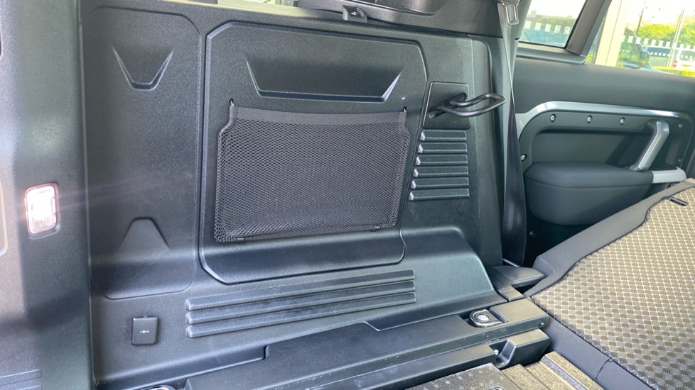 Land Rover Defender 3.0 D250 X-Dynamic SE 110 5dr Auto Diesel Estate - Image 24