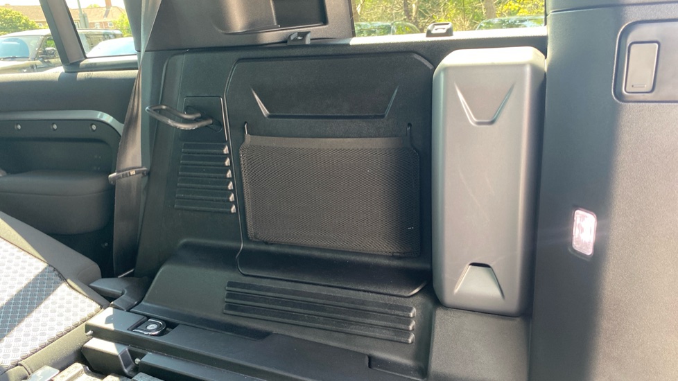 Land Rover Defender 3.0 D250 X-Dynamic SE 110 5dr Auto Diesel Estate - Image 25