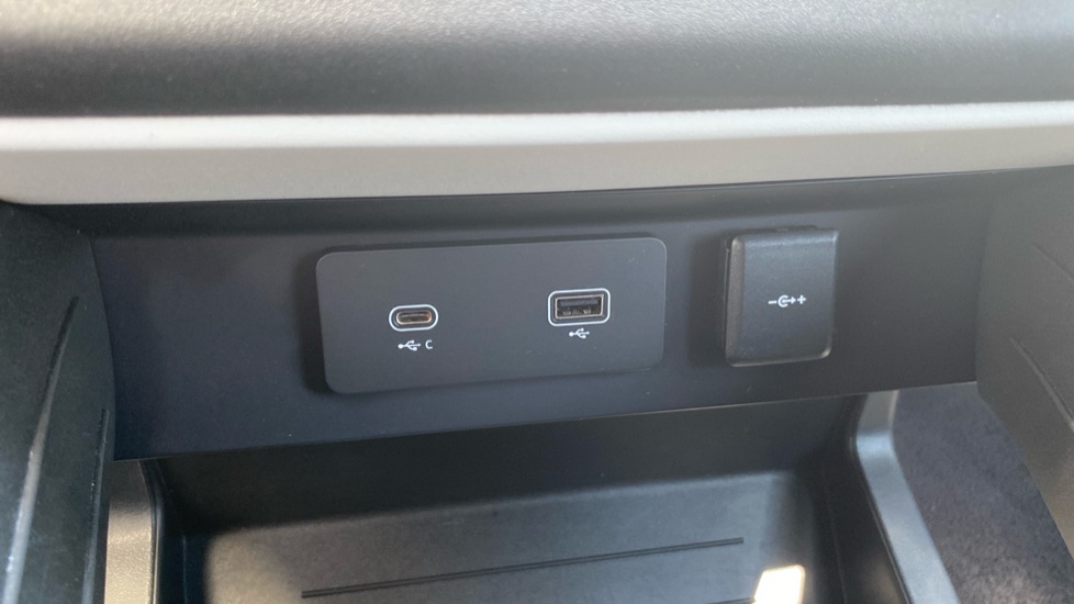 Land Rover Defender 3.0 D250 X-Dynamic SE 110 5dr Auto Diesel Estate - Image 31