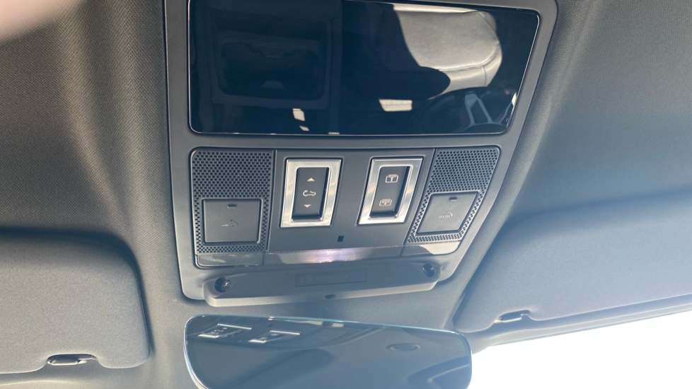 Land Rover Defender 3.0 D250 X-Dynamic SE 110 5dr Auto Diesel Estate - Image 34