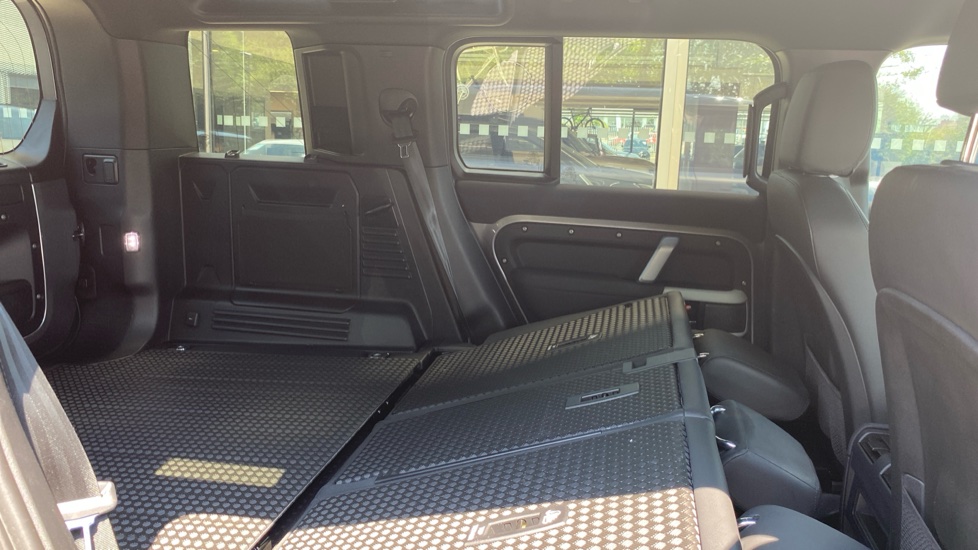 Land Rover Defender 3.0 D250 X-Dynamic SE 110 5dr Auto Diesel Estate - Image 41