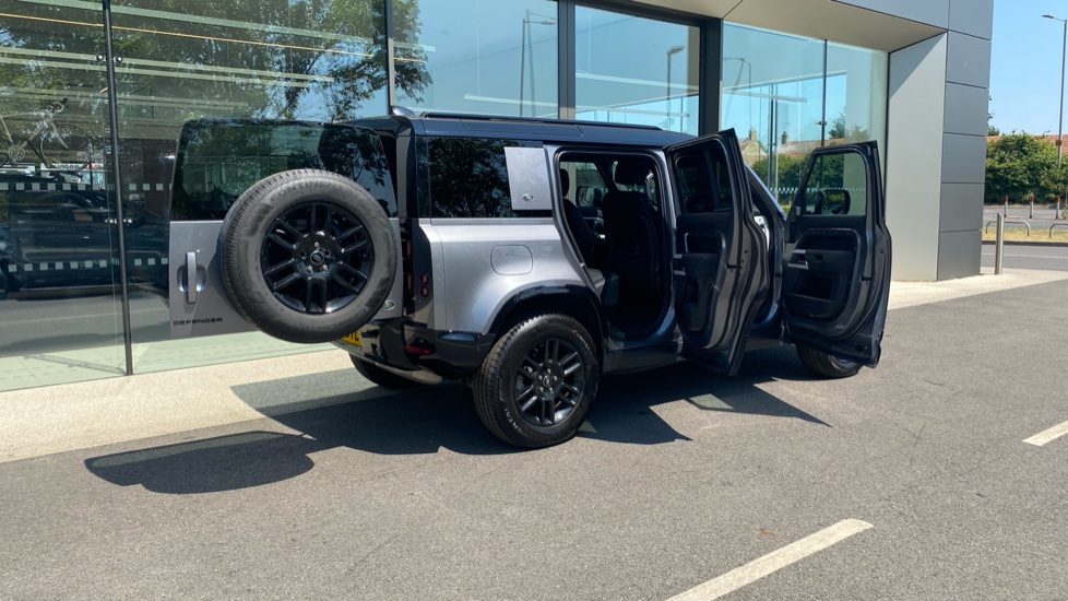 Land Rover Defender 3.0 D250 X-Dynamic SE 110 5dr Auto Diesel Estate - Image 44