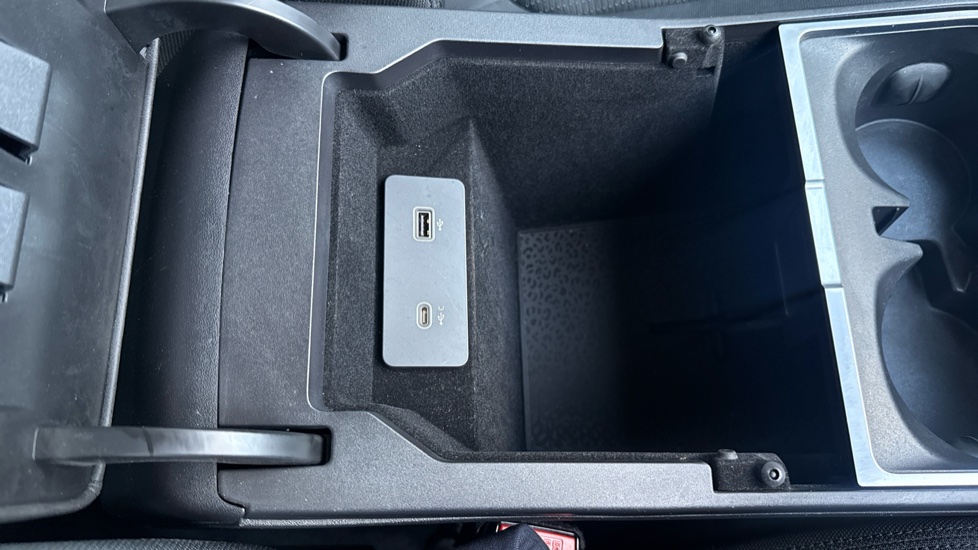 Jaguar E-Pace 2.0 D165 5dr Auto Diesel Estate - Image 31