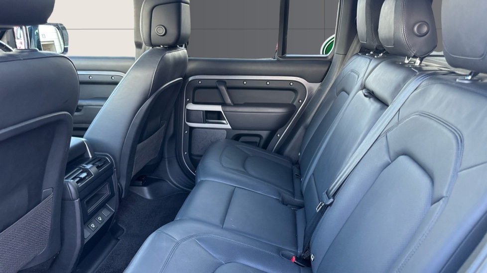 Land Rover Defender 3.0 D300 HSE 110 5dr Auto Diesel Estate - Image 4