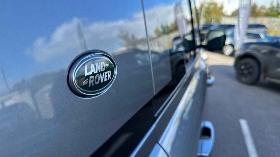 Land Rover Defender 3.0 D300 HSE 110 5dr Auto Diesel Estate - Image 20