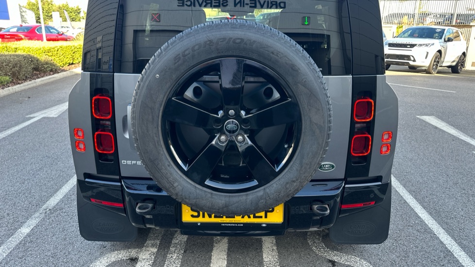 Land Rover Defender 3.0 D300 HSE 110 5dr Auto Diesel Estate - Image 22