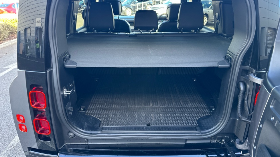 Land Rover Defender 3.0 D300 HSE 110 5dr Auto Diesel Estate - Image 25