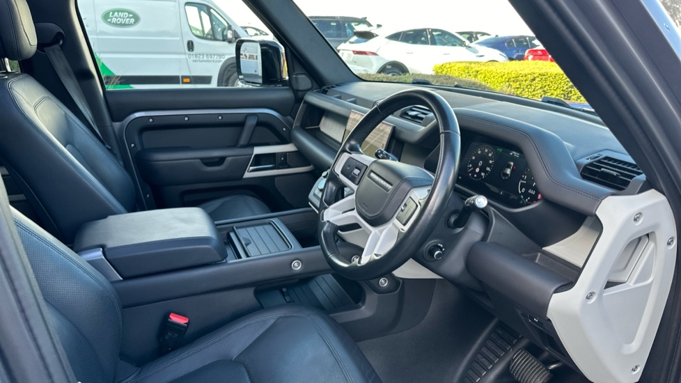 Land Rover Defender 3.0 D300 HSE 110 5dr Auto Diesel Estate - Image 30
