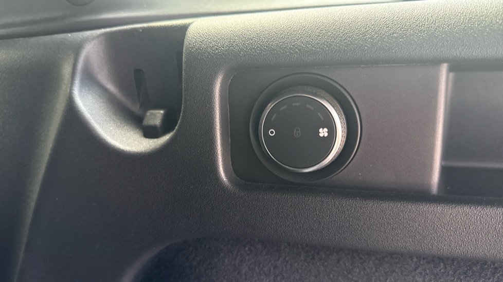 Land Rover Discovery Sport 2.0 D200 Dynamic HSE 5dr Auto [7 Seat] Diesel Station Wagon - Image 32