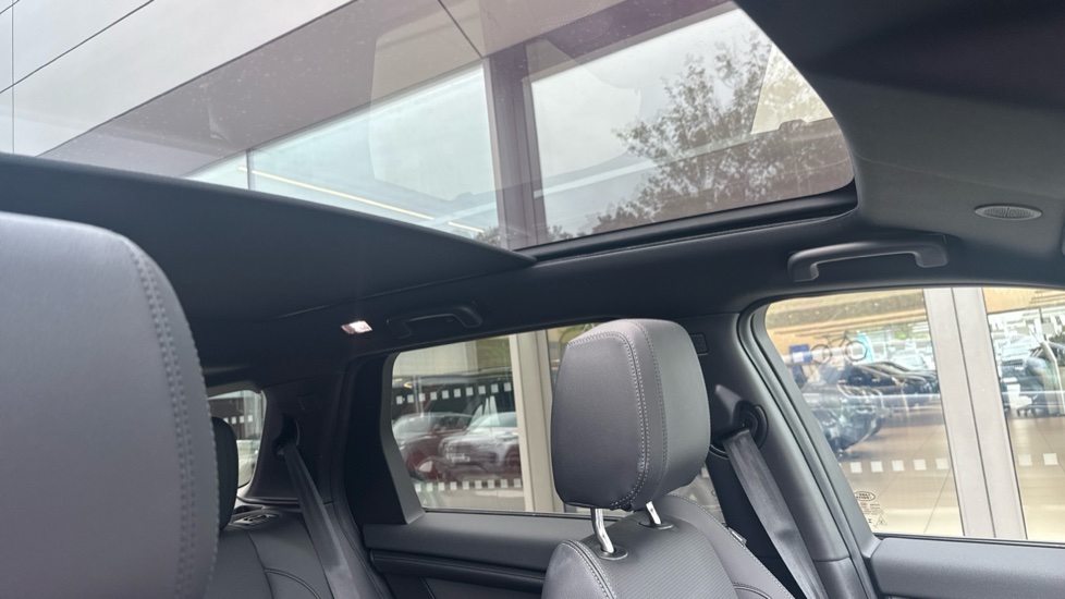 Land Rover Discovery Sport 2.0 D200 Dynamic SE 5dr Auto [5 Seat] Diesel Station Wagon - Image 33