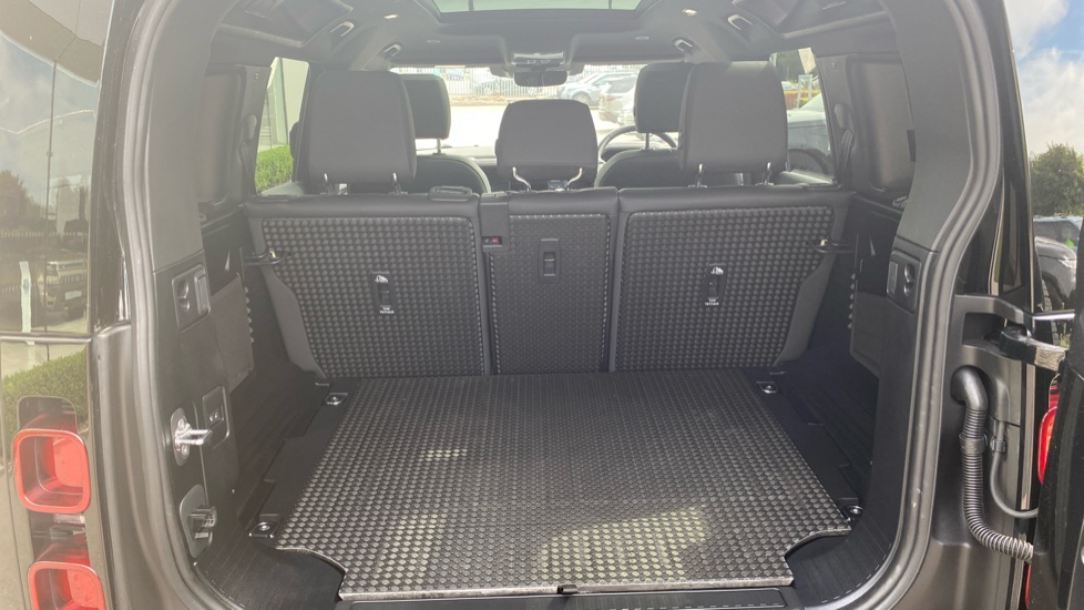 Land Rover Defender 3.0 D350 X-Dynamic SE 110 5dr Auto Diesel Estate - Image 10