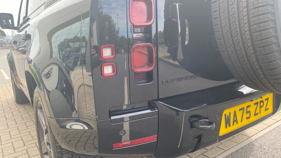 Land Rover Defender 3.0 D350 X-Dynamic SE 110 5dr Auto Diesel Estate - Image 19