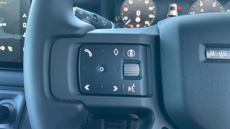 Land Rover Defender 3.0 D350 X-Dynamic SE 110 5dr Auto Diesel Estate - Image 25