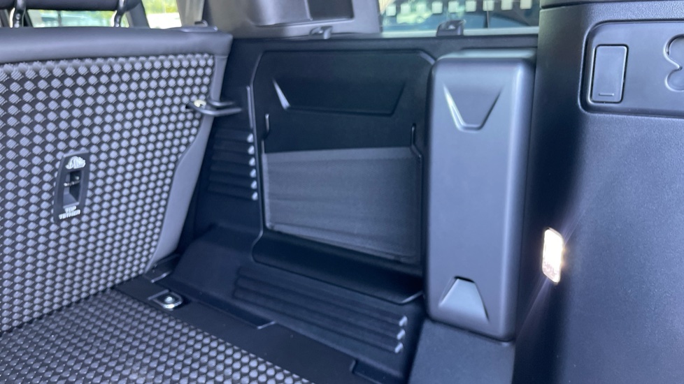 Land Rover Defender 3.0 D350 X-Dynamic SE 110 5dr Auto Diesel Estate - Image 41