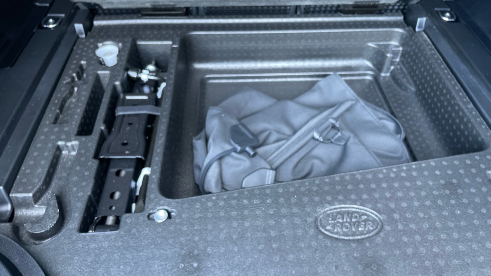 Land Rover Defender 3.0 D350 X-Dynamic SE 110 5dr Auto Diesel Estate - Image 42