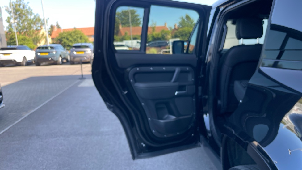 Land Rover Defender 3.0 D350 X-Dynamic SE 110 5dr Auto Diesel Estate - Image 47