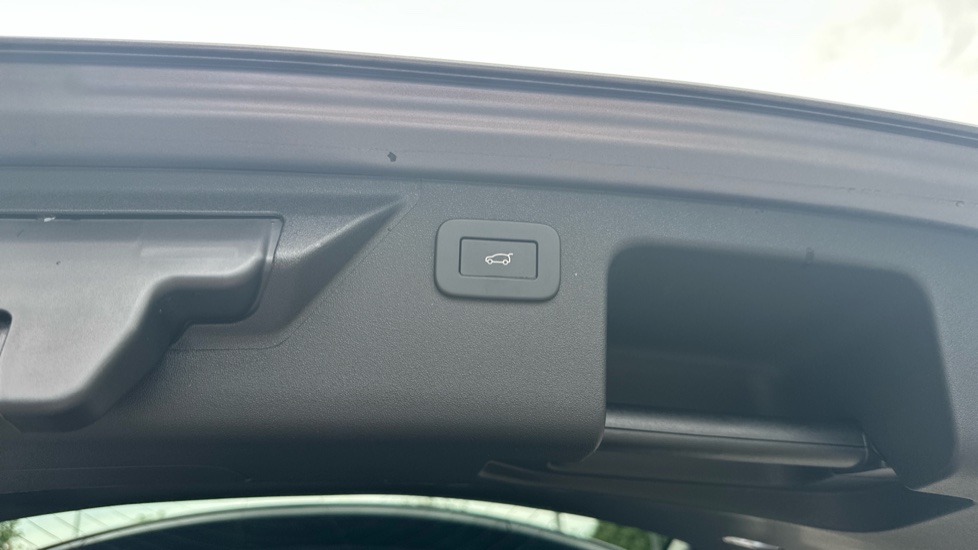 Land Rover Discovery Sport 2.0 D200 Dynamic SE 5dr Auto [5 Seat] Diesel Station Wagon - Image 37