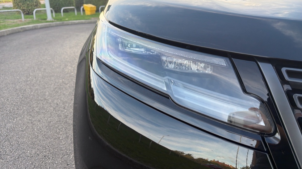Land Rover Range Rover Velar 3.0 D300 MHEV Dynamic SE 5dr Auto Diesel Estate - Image 17