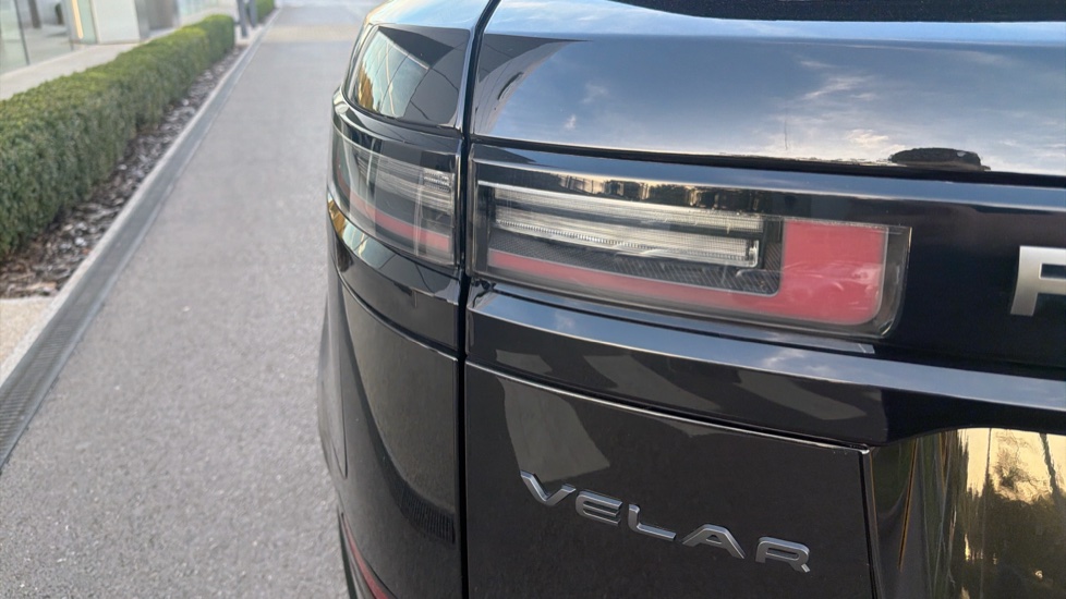 Land Rover Range Rover Velar 3.0 D300 MHEV Dynamic SE 5dr Auto Diesel Estate - Image 19