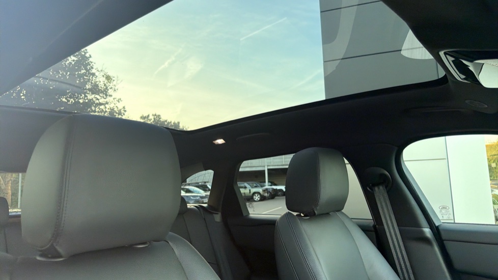 Land Rover Range Rover Velar 3.0 D300 MHEV Dynamic SE 5dr Auto Diesel Estate - Image 20