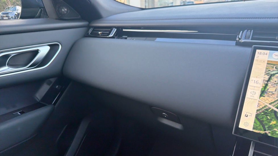 Land Rover Range Rover Velar 3.0 D300 MHEV Dynamic SE 5dr Auto Diesel Estate - Image 23