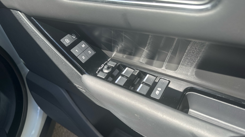 Land Rover Range Rover Velar 2.0 D200 MHEV Dynamic HSE 5dr Auto Diesel Estate - Image 34