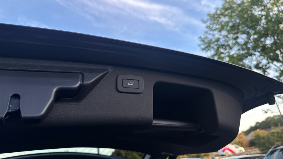 Land Rover Discovery Sport 2.0 D200 Metropolitan 5dr Auto [5 Seat] Diesel Station Wagon - Image 35