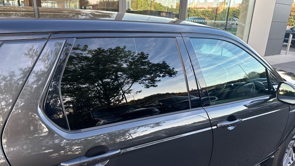Land Rover Discovery Sport 2.0 D200 Metropolitan 5dr Auto [5 Seat] Diesel Station Wagon - Image 40