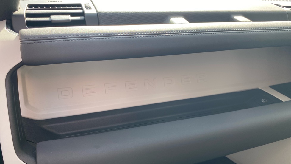 Land Rover Defender 3.0 D250 SE 110 5dr Auto Diesel Estate - Image 25