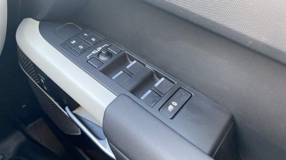 Land Rover Defender 3.0 D250 SE 110 5dr Auto Diesel Estate - Image 35