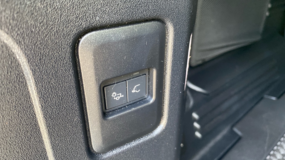 Land Rover Defender 3.0 D250 SE 110 5dr Auto Diesel Estate - Image 46