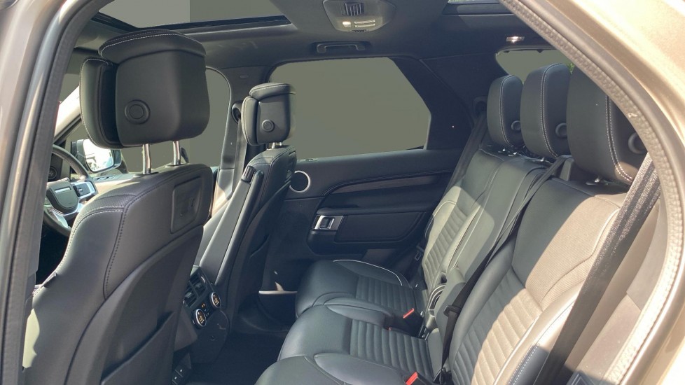 Land Rover Discovery 3.0 D300 Metropolitan Edition 5dr Auto Diesel Station Wagon - Image 4
