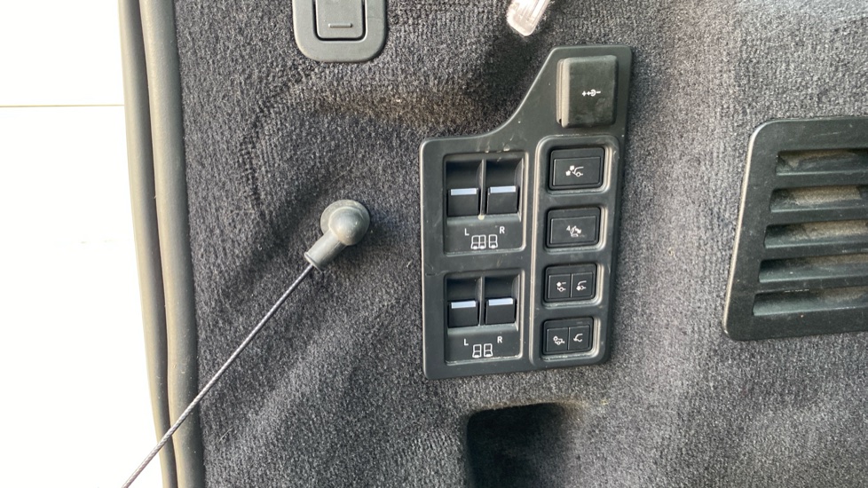 Land Rover Discovery 3.0 D300 Metropolitan Edition 5dr Auto Diesel Station Wagon - Image 20