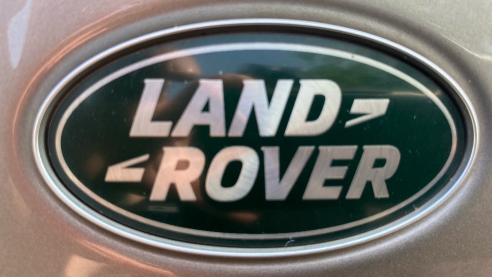 Land Rover Discovery 3.0 D300 Metropolitan Edition 5dr Auto Diesel Station Wagon - Image 28