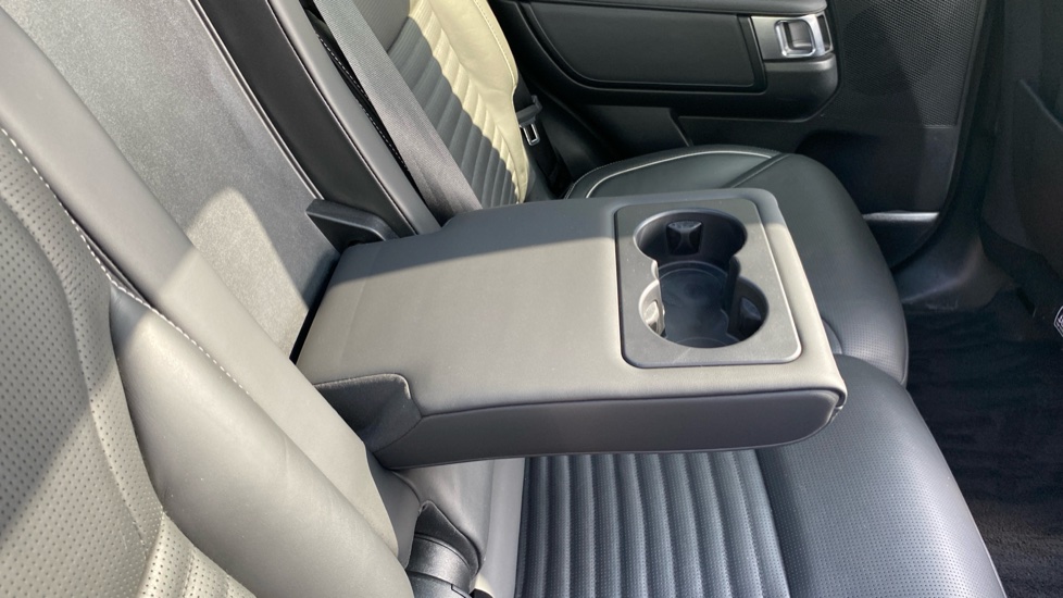 Land Rover Discovery 3.0 D300 Metropolitan Edition 5dr Auto Diesel Station Wagon - Image 30