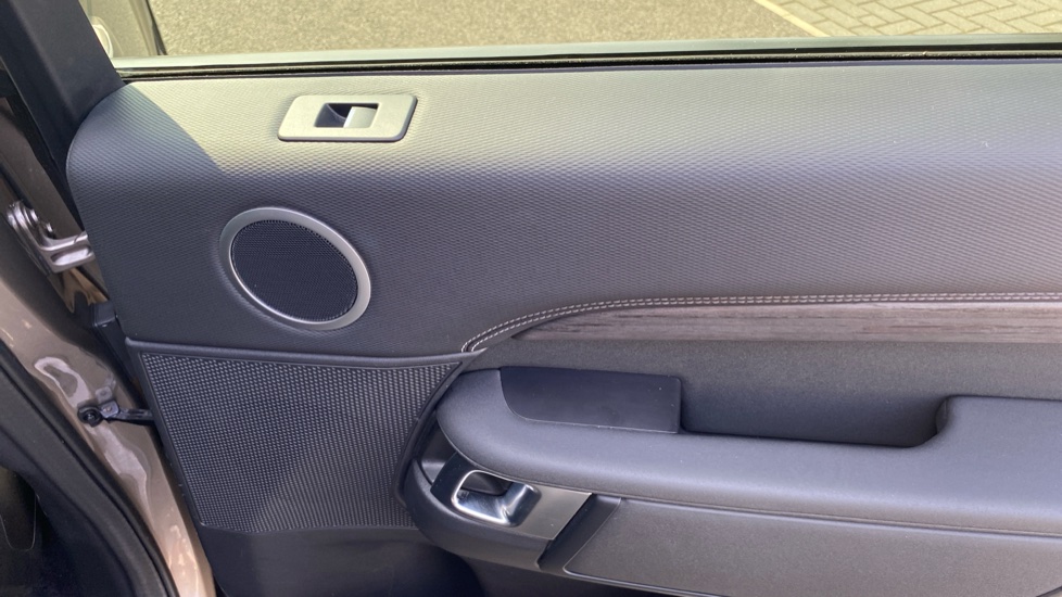 Land Rover Discovery 3.0 D300 Metropolitan Edition 5dr Auto Diesel Station Wagon - Image 32
