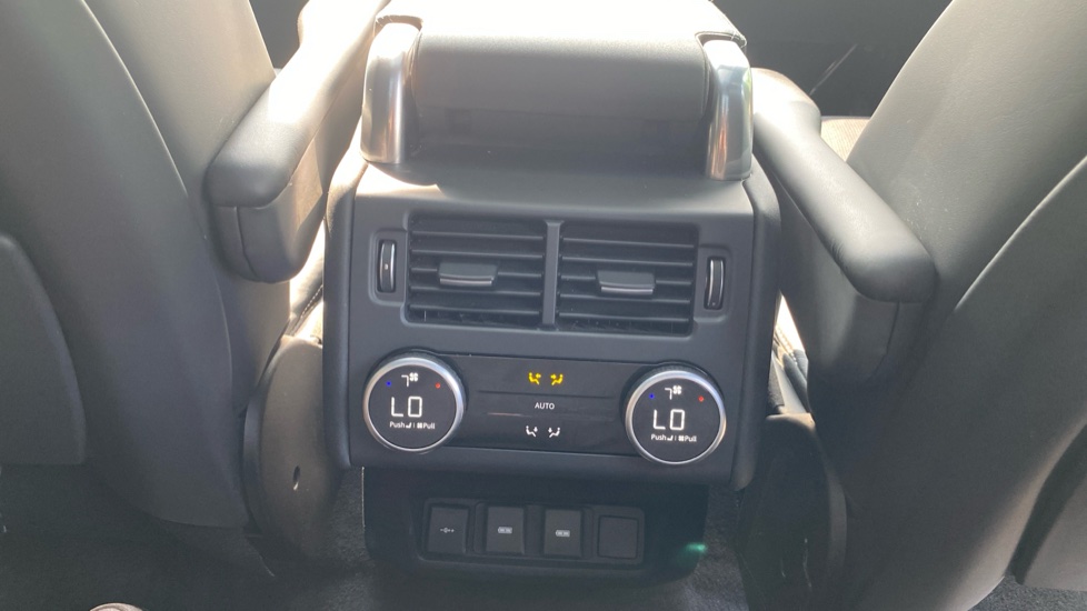 Land Rover Discovery 3.0 D300 Metropolitan Edition 5dr Auto Diesel Station Wagon - Image 39