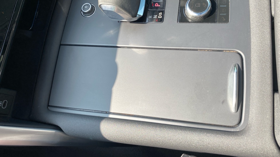 Land Rover Discovery 3.0 D300 Metropolitan Edition 5dr Auto Diesel Station Wagon - Image 48