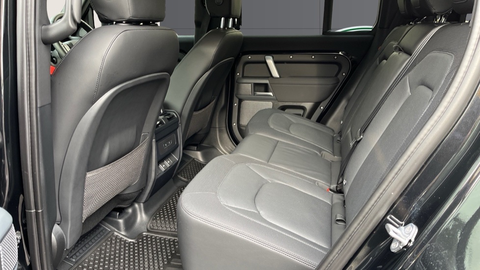 Land Rover Defender 3.0 D250 X-Dynamic S 110 5dr Auto Diesel Estate - Image 4