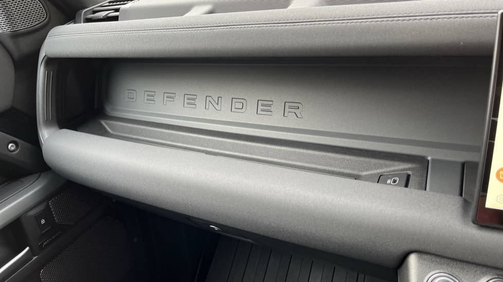Land Rover Defender 3.0 D250 X-Dynamic S 110 5dr Auto Diesel Estate - Image 33