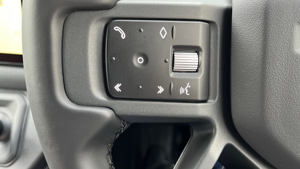 Land Rover Defender 3.0 D250 X-Dynamic S 110 5dr Auto Diesel Estate - Image 35