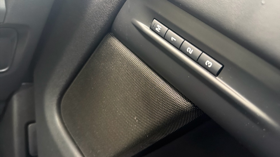 Land Rover Range Rover Evoque 2.0 D200 Dynamic HSE 5dr Auto Diesel Hatchback - Image 38
