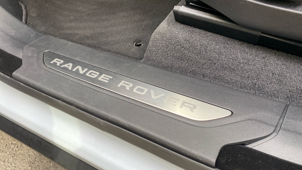 Land Rover Range Rover Velar 2.0 D200 MHEV Autobiography 5dr Auto [Revised] Diesel Estate - Image 21