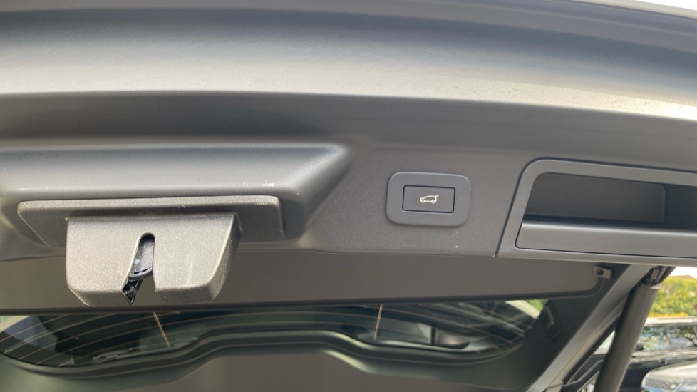 Land Rover Range Rover Velar 2.0 D200 MHEV Autobiography 5dr Auto [Revised] Diesel Estate - Image 33