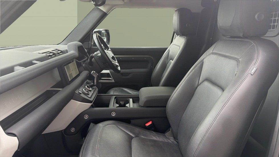 Land Rover Defender 90 Diesel 3.0 D250 Hard Top SE Auto - Image 3